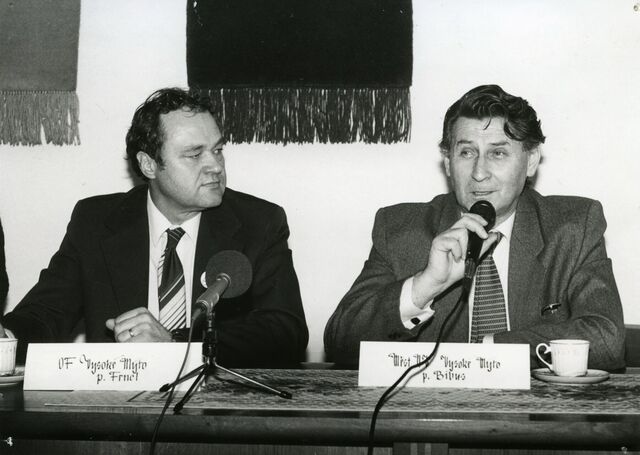 Bohuslav Fencl (vlevo) jako člen Občanského fóra na přelomu let 1989 a 1990. Zdroj: Regionální muzeum Vysoké Mýto